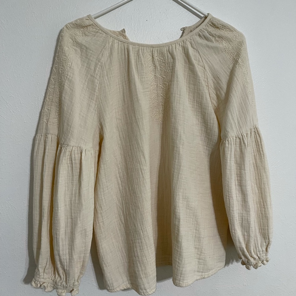 Creamy white tunic. Universal threads size s